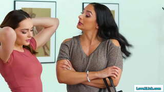 Busty mom en stiefdogter het&#039;n geheime saak en die groot sluip in die milfs slaapkamer en hulle soen.Die latyns-vellings haar en sy lek haar kont