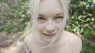 Горячая тинэйджерка сосет большой член в лесу. Karneli Bandi