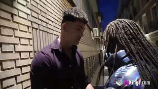 Бринета эксгибиционистка добија бушење од похотливого лика