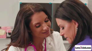 Busty Infirmière verführt e milf Schoulmeeschter a leckt Hir rasierte Muschi.D &#039; Brünette saugt Hir grouss Titten an da leckt an masturbiert Hir Muschi.Dann ginn Se 69