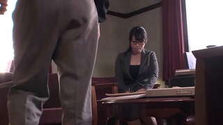 Mahafatifaty japoney birao anjely manolotra hitsoka ny asa ny mpampiasa eo anatrehan&#039;ny wetting ny pantie sy ny fandraisana ny hugh creampie