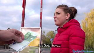Плавуша евра бабе јебе у многим положајима за 100 евра Плавуша евра бабе јебе у многим положајима за 100 евра