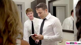 Sexy dospívající Ms Faris a Whitney Wright si užil hardcore threesom sex poté, co se cucal dick