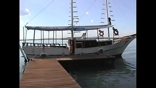 Թեժ լատինաամերիկյան շեկ ստանում առաջ է էշի դրսում կամրջի վրա