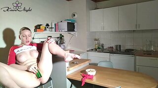 Гаряча красуня дрочить пляшкою - інтенсивний оргазм Гаряча красуня дрочить пляшкою - інтенсивний оргазм