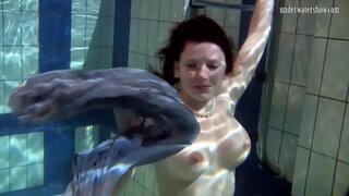 Құбылмалы красотка &quot; мұз Айдыны раздевается в бассейне