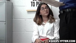 Callie gavo pakliuvom ant biuro stalo