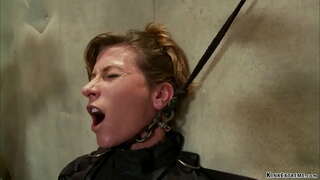 مربوطة سمراء جبهة مورو الإسلامية للتحرير عبد ارييل X معلقة على إلقاء الضوء على الجدول ثم بالسلاسل يحصل الشرج مارس الجنس مع دسار على عصا في يد سيد أورلاندو