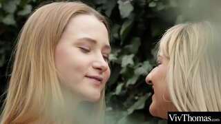 Сексуальні підліткові подруги ліжуть одна одній мокрі кицьки