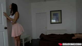 Abella គ្រោះថ្នាចង់បានអារម្មណ៍របស់នាង stepbrothers ផ្អៀងនៅខាងក្នុងរបស់នាងសើម twat